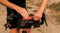 Brooks Scape Handlebar Pouch Lenkertasche -Fahrradteile Serien Geschäft brooks england bikepacking gravel handlebar pouch 2 desk