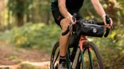 Brooks Scape Handlebar Pouch Lenkertasche -Fahrradteile Serien Geschäft brooks england bikepacking gravel handlebar pouch 3 desk