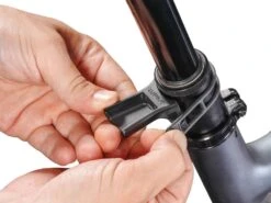 Lupine C14 Mag StVZO -Fahrradteile Serien Geschäft c14mag stvzo halter hand 1920x1920 1